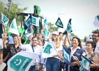 En reunión vecinal, Paty Lobeira de Yunes da el banderazo de inicio a la obra de pavimentación en el fraccionamiento Laguna Real