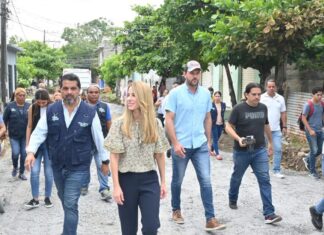 Supervisa Paty Lobeira de Yunes trabajos de nivelación de calles con subproducto de acero en la colonia Predio III