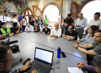 Atiende Ricardo Ahued a manifestantes en la avenida Xalapa