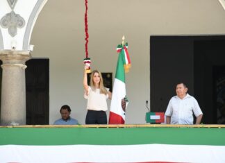 ¡Los esperamos a la ceremonia del Grito de Independencia en el Zócalo de Veracruz!: Paty Lobeira de Yunes