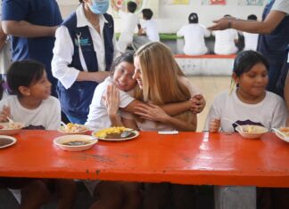 La alcaldesa Paty Lobeira de Yunes participa en el Programa de Desayunos Calientes en la escuela primaria Adalberto Tejeda