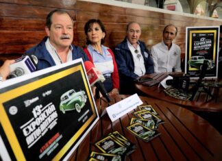 Asiste a Exposición de Autos Antiguos y apoya a Cáritas de Xalapa