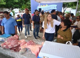 Paty Lobeira de Yunes lleva el “Mercadito Pa-Ti, Pa Tu Mesa” a la colonia Reserva Tarimoya
