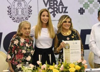 Reconoce la alcaldesa Paty Lobeira de Yunes a empleados municipales