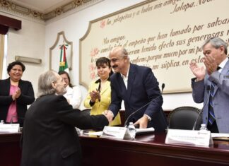 Entrega Ayuntamiento medalla al Mérito Artístico a Francisco Beverido