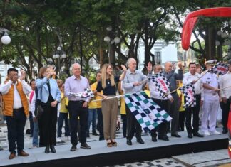 La alcaldesa Paty Lobeira de Yunes dio el banderazo de salida a 151 niñas y niños rumbo a la “Ruta de la Insurgencia”