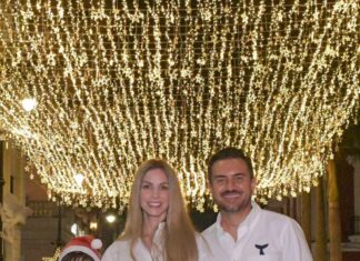 Realiza Paty Lobeira de Yunes el encendido del Árbol de Navidad en el Zócalo de la Ciudad