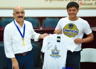 Recibe Ricardo Ahued a campeón juvenil de futbol
