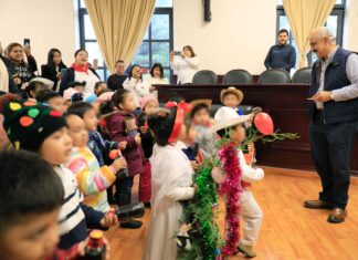 Cantan La Rama a Ricardo Ahued