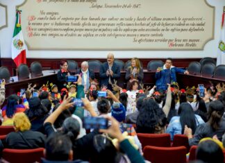 Recibe Ricardo Ahued a Coro Navideño