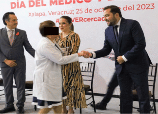 Director administrativo de SESVER opera chats y redes sociales para su campaña electoral con recursos públicos