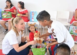 Llegan los Reyes Magos al albergue Casa Hogar Vida Nueva: Paty Lobeira de Yunes