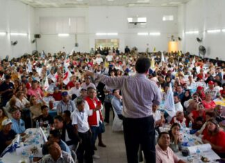Pepe Yunes, al lado de pescadores que se quedaron sin apoyo del gobierno