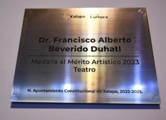 Reconoce Ayuntamiento de Xalapa trayectoria de Francisco Beverido