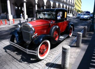 Celebran en Xalapa Día Internacional del Auto Antiguo