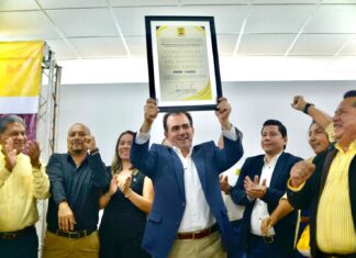 Recibe Pepe Yunes constancia como candidato a gobernador por el PRD