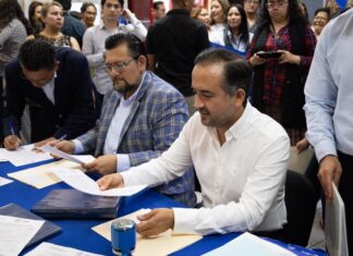 Fernando Yunes se registra como candidato a diputado local
