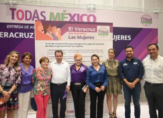 Firma Miguel Ángel Yunes Márquez compromisos con Mujeres TodasMX