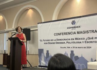 Denisse Dresser en Xalapa invitada por la COPARMEX