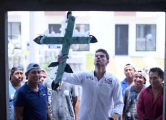 Gerardo Loya celebra el Día de la Santa Cruz con trabajadores de la construcción