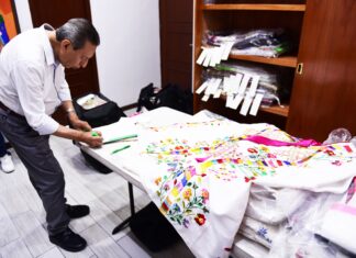 Recibe Ayuntamiento colección de indumentaria tradicional de Veracruz
