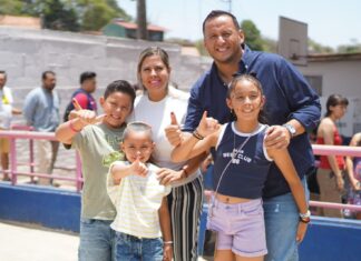 Sergio Hernández vota en la sección 2091 de Xalapa