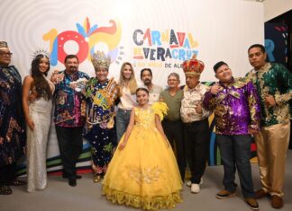 Alcaldesa Paty Lobeira de Yunes presenta a la Corte Real electa del Carnaval de Veracruz
