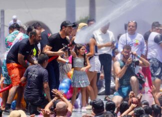Mariana Seoane y Chico Che Chico pusieron el ambiente en el Tradicional Baño Popular de Santa 2024