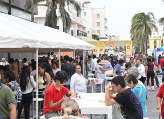 La Macroplaza del Malecón a reventar con el Festival de Antojitos Jarochos