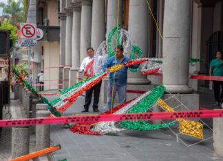 Instala Ayuntamiento adornos alusivos a las fiestas patrias en el Centro Histórico
