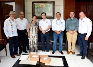 Recibe Ricardo Ahued a integrantes del Club del Automóvil Antiguo de Xalapa