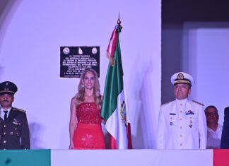 En un zócalo totalmente abarrotado, la alcaldesa Paty Lobeira preside la ceremonia del Grito de Independencia