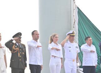 Preside Paty Lobeira el izado de la Bandera Monumental en la Plaza de la Soberania