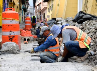 Continúa reparación de red sanitaria en la calle Revolución