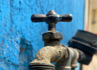 Por reparación de fugas, servicio de agua está limitado