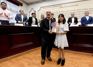 Reconoce Cabildo a la mejor estudiante del mundo