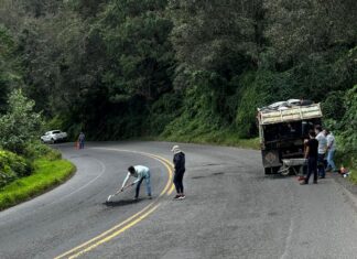 Comerciantes Unidos de La Joya bachean Tramo carretero para evitar accidentes