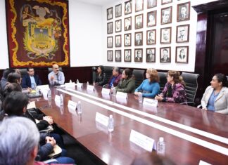 Entrega Ricardo Ahued reconocimiento a escuelas de Xalapa