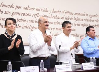 Entrega Ricardo Ahued escrituras públicas a familias xalapeñas