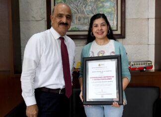 Recibe Ricardo Ahued a ganadora del Premio Estatal de la Juventud