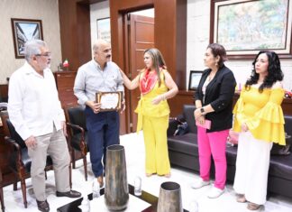 Recibe Ricardo Ahued reconocimiento de Damas de la CMIC