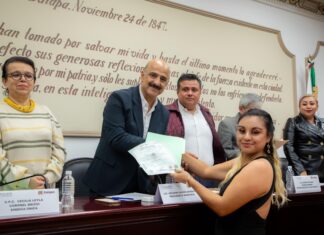 Entrega Ricardo Ahued apoyos para el autoempleo