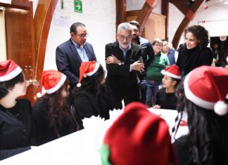 Convive Alberto Islas con niñas y niños de la Aldea Meced