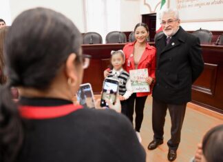 Centros educativos cantan La Rama en Palacio Municipal