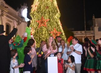 Paty Lobeira realiza el encendido del Árbol de Navidad en el Zócalo de Veracruz