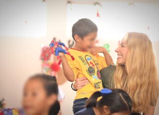 En el marco del Día de Reyes, la alcaldesa Paty Lobeira entrega juguetes a niños del albergue del DIF municipal