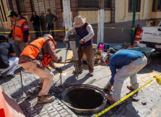 Realizan Ayuntamiento y CFE rehabilitación de registros en la calle Clavijero