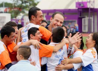 Entrega Alcalde JM Unánue calzado deportivo al equipo de futbol “Los Cachorros”