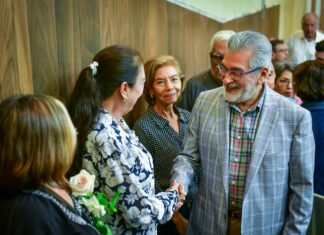 Asiste Alberto Islas a toma de protesta del Comité de la Asociación de Jubilados de la UV
