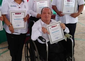 En Hustusco, maestro por 30 años fue cesado y despedido por su condición de movilidad reducida